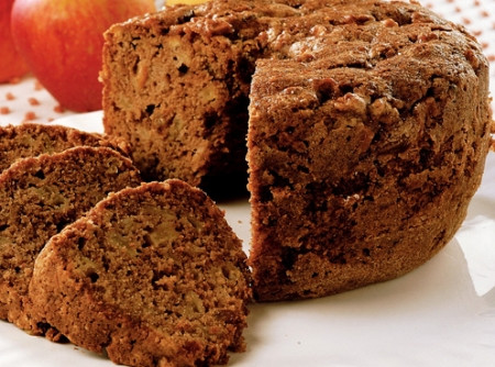 Bolo de maçã com uva passa e nozes