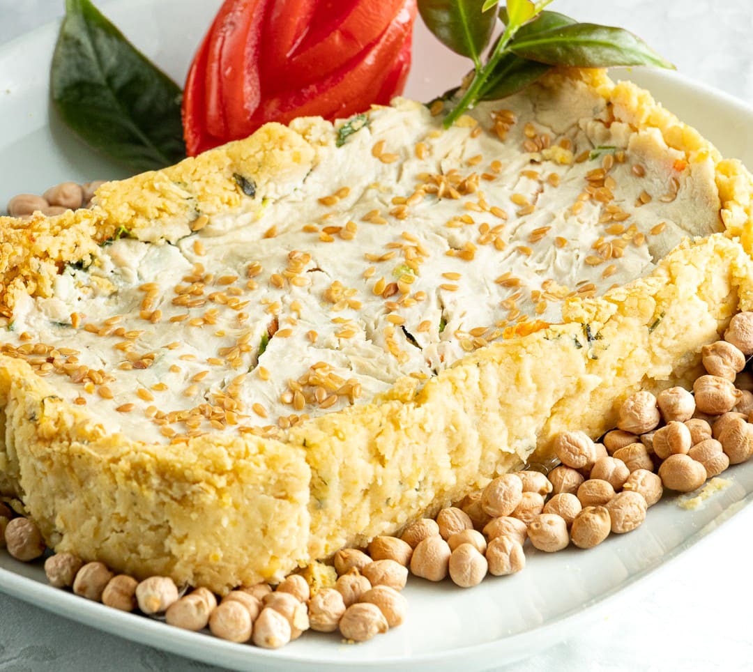 Quiche de Espinafre com massa de grão de bico, queijo de castanha de caju e recheio de legumes