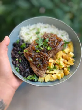Brasileirinho com bife acebolado
