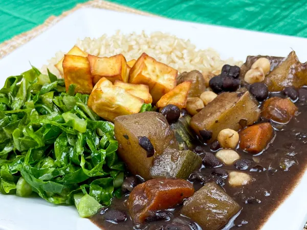 Feijoada vegana com arroz integral e couve-mineira