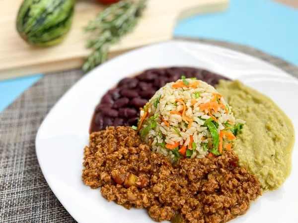 Lagoa: arroz primavera, feijão vermelho, bolonhesa de soja e purê de ervilha.